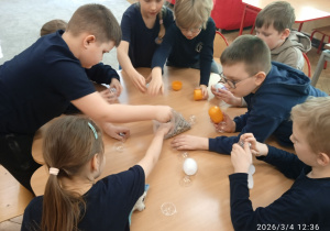 Uczniowie robią grzechotki