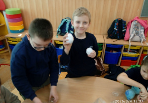 Uczeń pokazuje grzechotkę