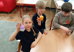 Uczniowie mają grzechotki