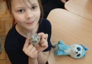 Uczennica z grzechotką