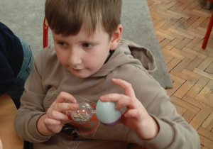 Uczeń z grzechotkami