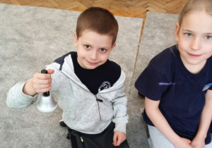 Uczeń trzyma dzwonek