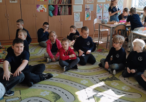 Dzieci słuchają opowieści o poezji Juliana Tuwima