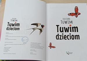 Książka z wierszami Juliana Tuwima ze szkolnej biblioteki