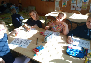 Uczniowie kolorują obrazki