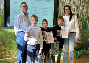 Nagrodzeni uczniowie z Dyrekcją Szkoły