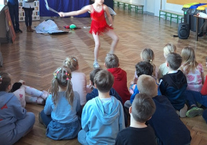 Przedszkolaki oglądają przedstawienie