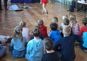 Przedszkolaki oglądają przedstawienie
