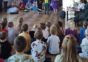 Przedszkolaki oglądają przedstawienie