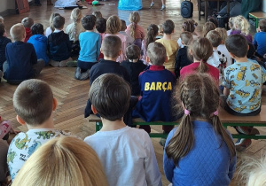 Przedszkolaki oglądają przedstawienie