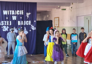 Nasi uczniowie podczas występu