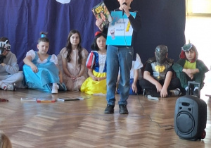 Przedszkolaki oglądają przedstawienie