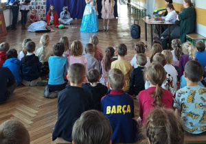 Przedszkolaki oglądają przedstawienie