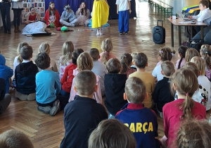 Przedszkolaki oglądają przedstawienie