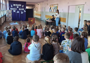 Przedszkolaki oglądają przedstawienie