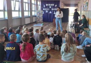 Pani Dyrektor rozmawia z dziećmi