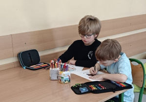 Dzieci pracują przy stoliku podczas zajęć