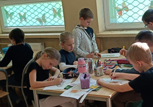 Uczniowie wykonują ćwiczenie plastyczne na wyobraźnię