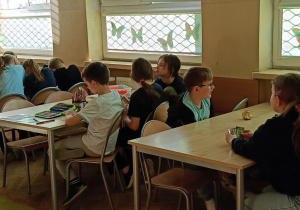 Uczniowie wykonują w grupach ćwiczenie na pomysłowość