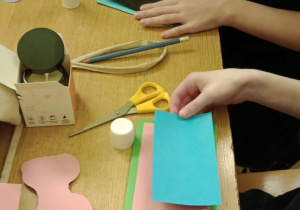 Uczniowie robią pracę plastyczne