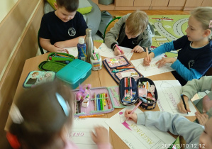 Uczniowie kolorują