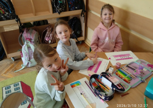 Uczennice siedzą przy stoliku