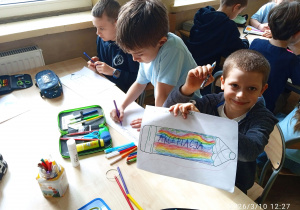 Uczeń pokazuje swoją pracę