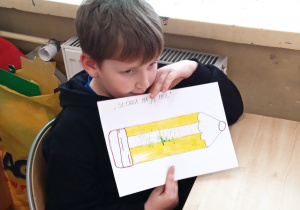 Uczeń pokazuje swoją pracę
