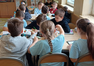 Dzieci wykonują ćwiczenie na kreatywność w grupie