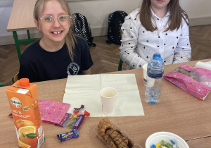 Uczennice siedzą przy stole