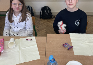 Uczennice siedzą przy stole