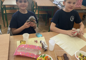 Uczennice siedzą przy stole