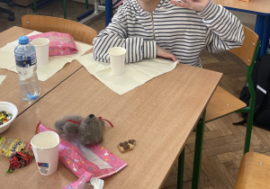 Uczennica siedzą przy stole