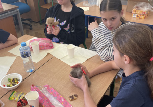 Uczennice siedzą przy stole