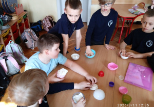 Uczniowie pracują przy stoliku