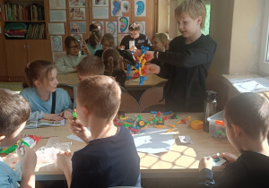 Dzieci współpracują ze sobą podczas zabawy na zajęciach