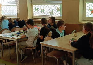 Dzieci wykonują ćwiczenie na pomysłowość