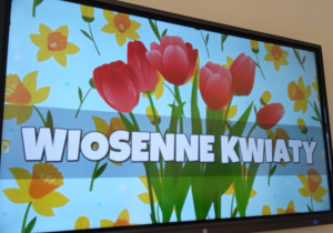 Tablica z tekstem "Wiosenne kwiaty"