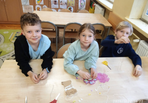 Uczniowie siedzą przy stoliku