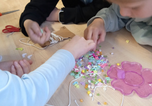 Uczniowie robią bransoletki