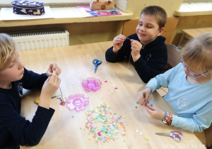 Uczniowie robią bransoletki