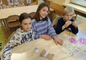 Uczniowie robią bransoletki