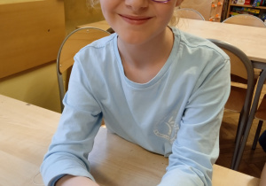 Uczennica pokazuje swoje bransoletki