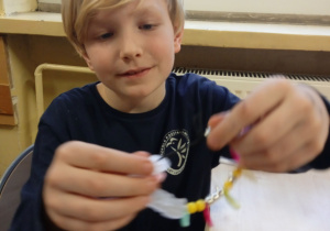 Uczeń z bransoletką