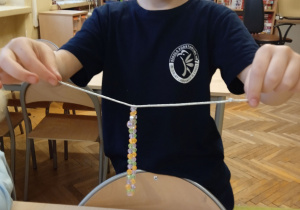 Uczennica pokazuje swoją pracę