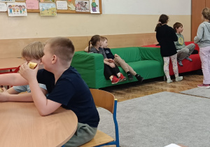 Dzieci integrują się podczas zajęć świetlicowych