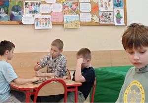 Dzieci kreatywnie razem spędzają czas podczas zajęć