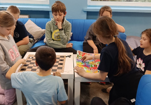 Dzieci podczas przerwy wykorzystują czas na integrację