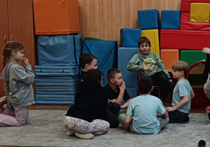 Dzieci wspólnie grają w grę na spostrzegawczość