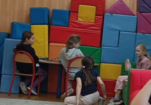 Dzieci wspólnie wymyślają zabawę kreatywną